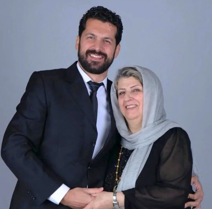 منصور نصیری در کنار مادرش منصور نصیری