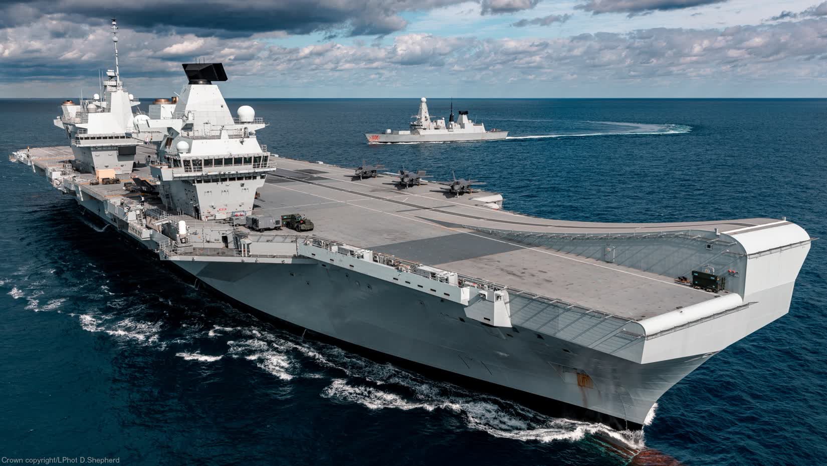 ناو هواپیمابر HMS Queen Elizabeth بریتانیا