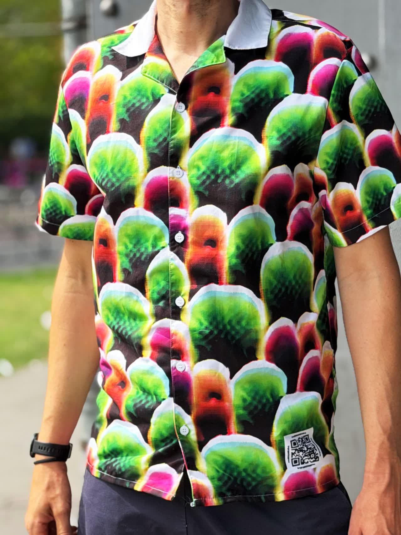 سایمون وکرت با پیراهن Digital Camouflage در پروژه لباس ضد نظارت هوش مصنوعی