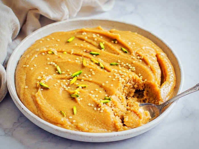 طرز تهیه حلوا کنجدی با آرد کنجد