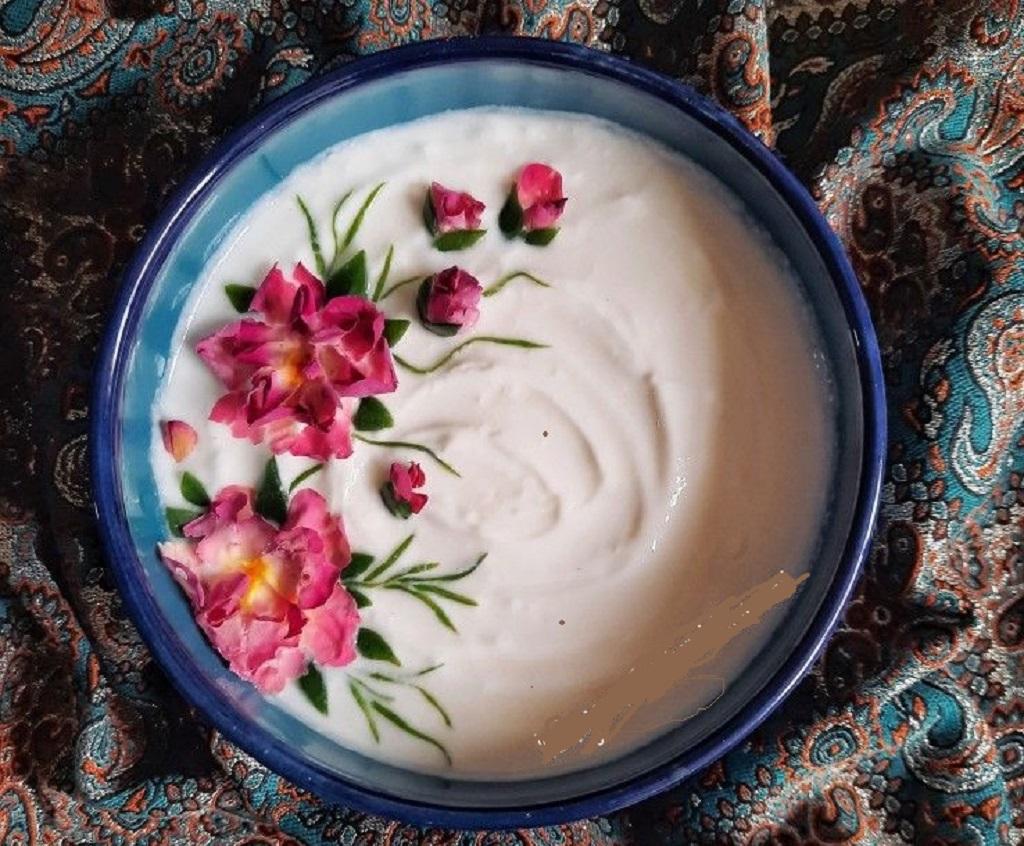 تزیین ماست و خیار با گلبرگ گل محمدی