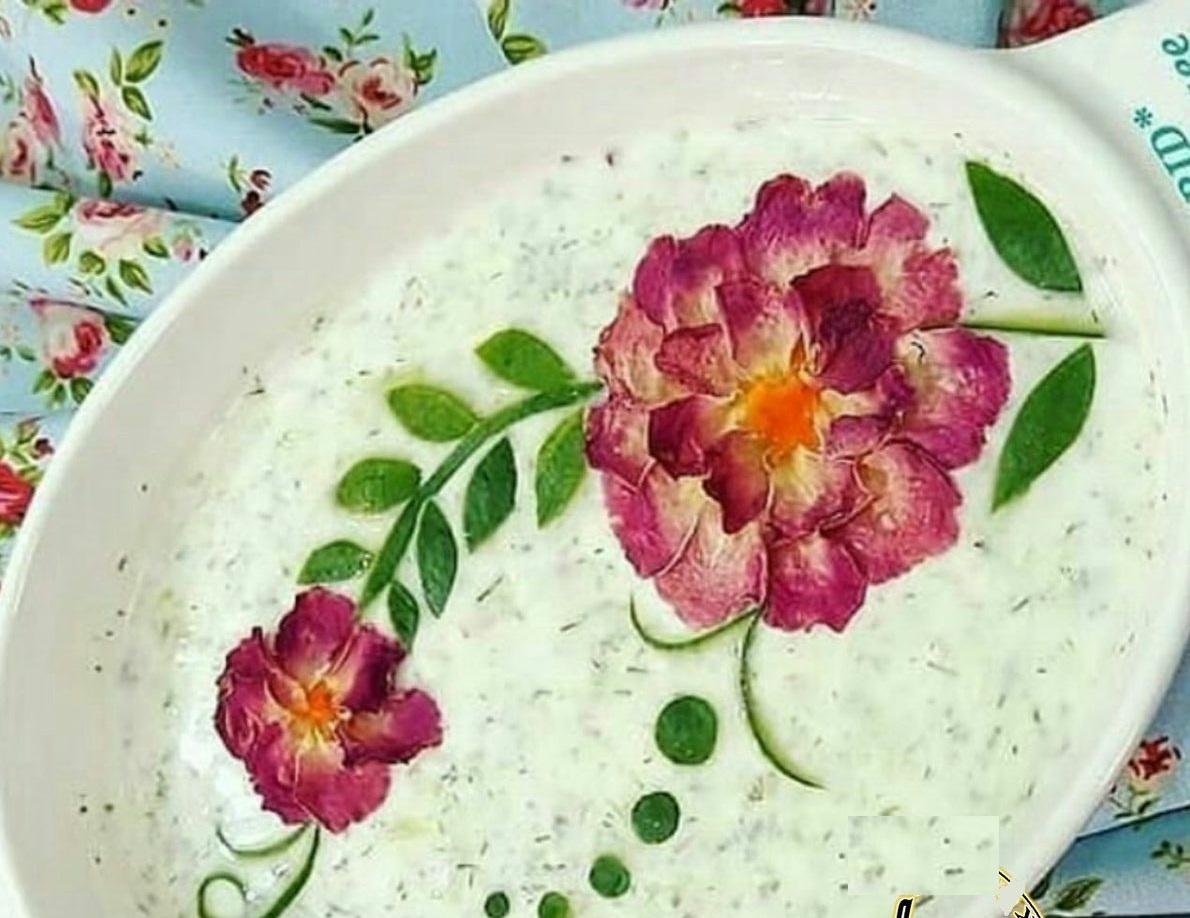 مدل شیک تزیین ماست و خیار با گل محمدی