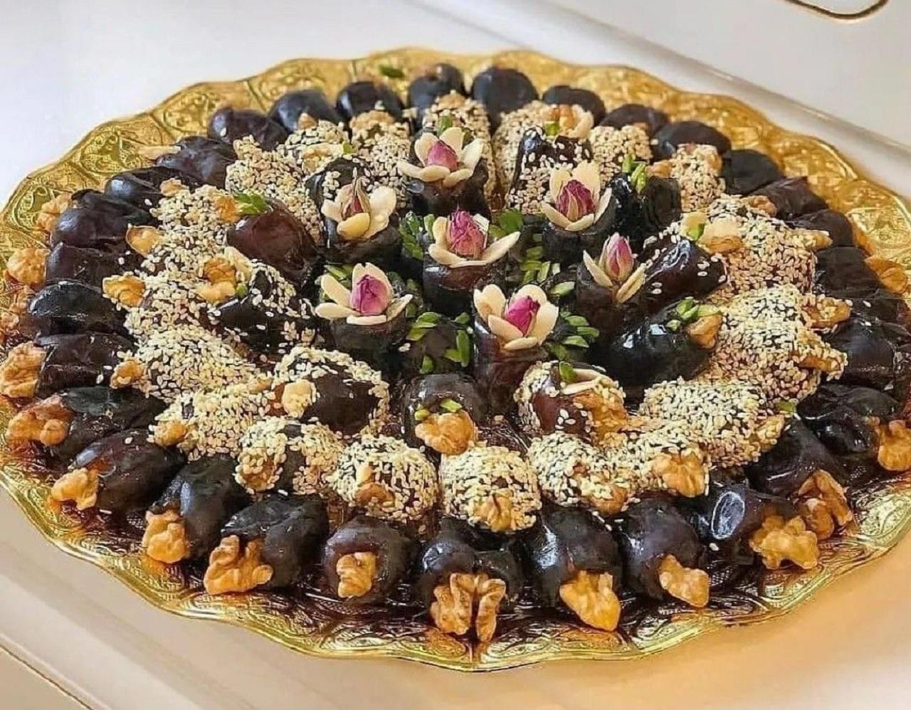 مدل تزیین خرما با گل محمدی و کنجد
