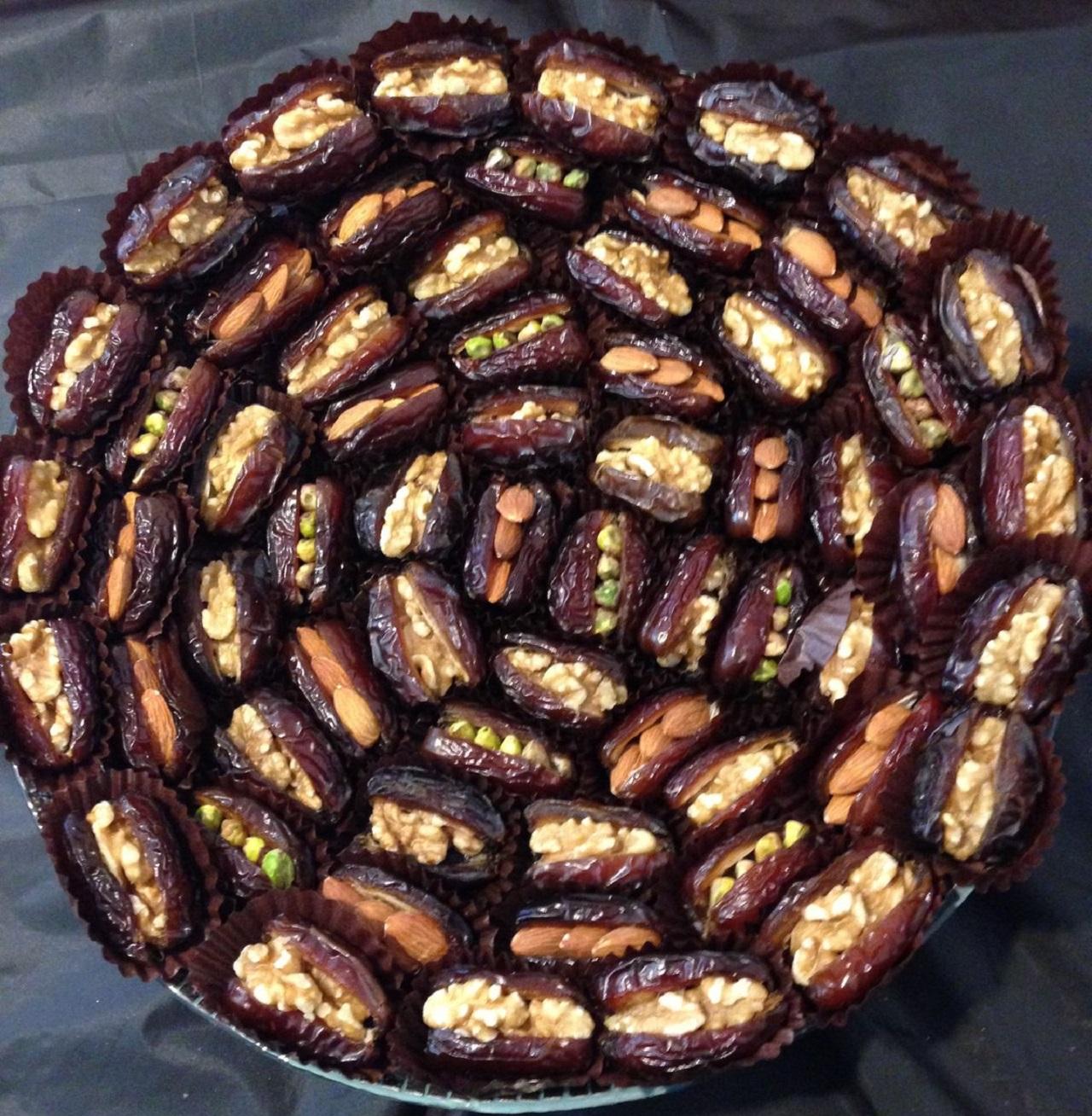 مدل تزیین خرما ساده و شیک با گردو و بادام