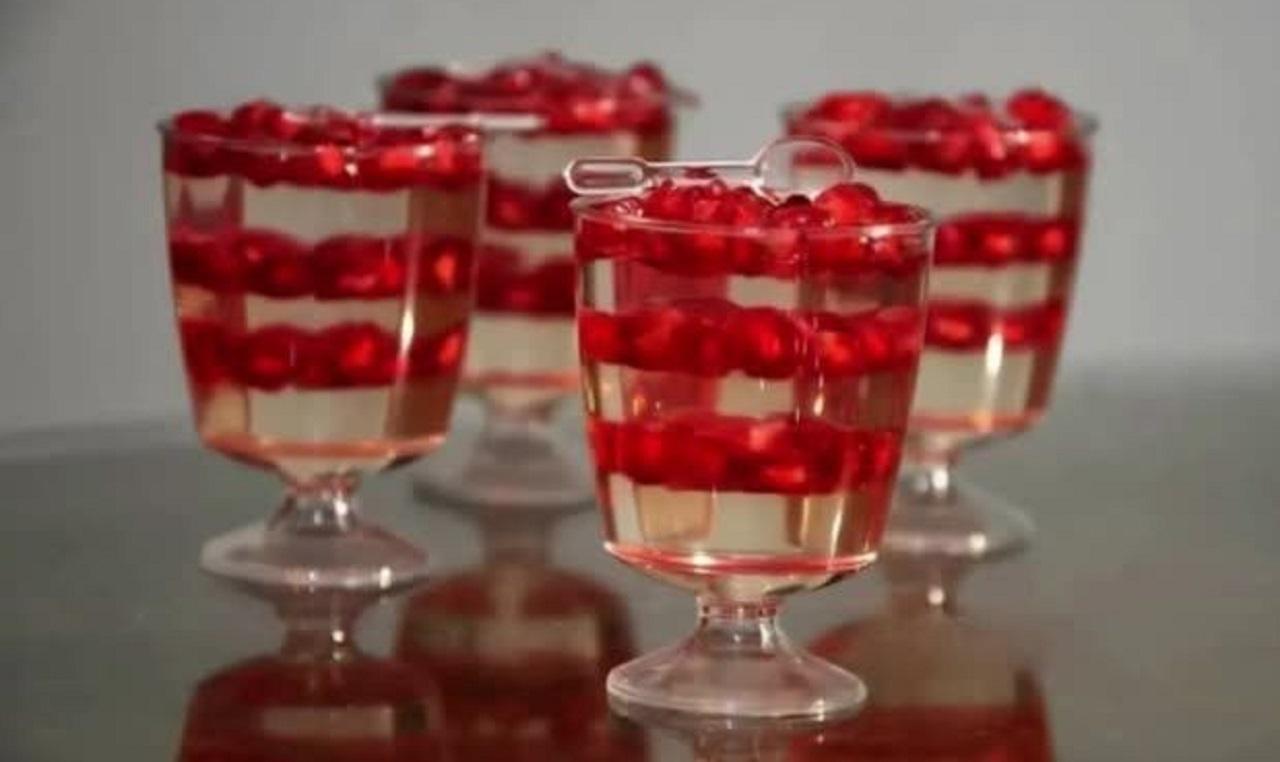 مدل ژله اناری لیوانی یلدایی با دانههای انار