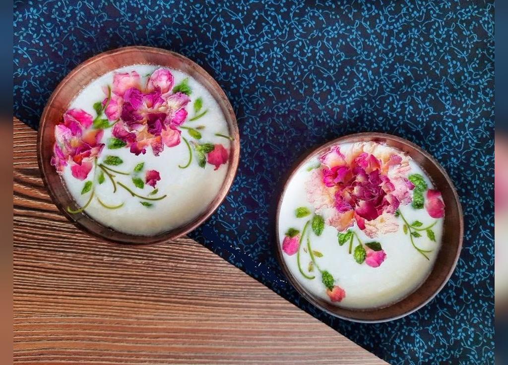 مدل تزیین ماست با نعناع و گل محمدی