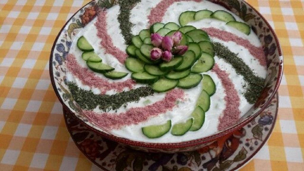 مدل تزیین ماست و خیار با نعناع خشک و خیار