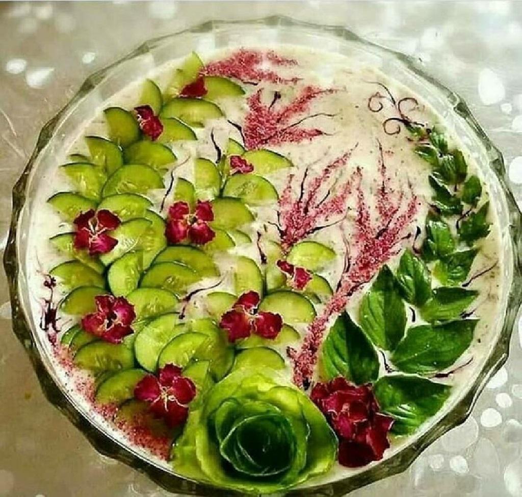 مدل تزیین ماست و خیار مجلسی با گل محمدی