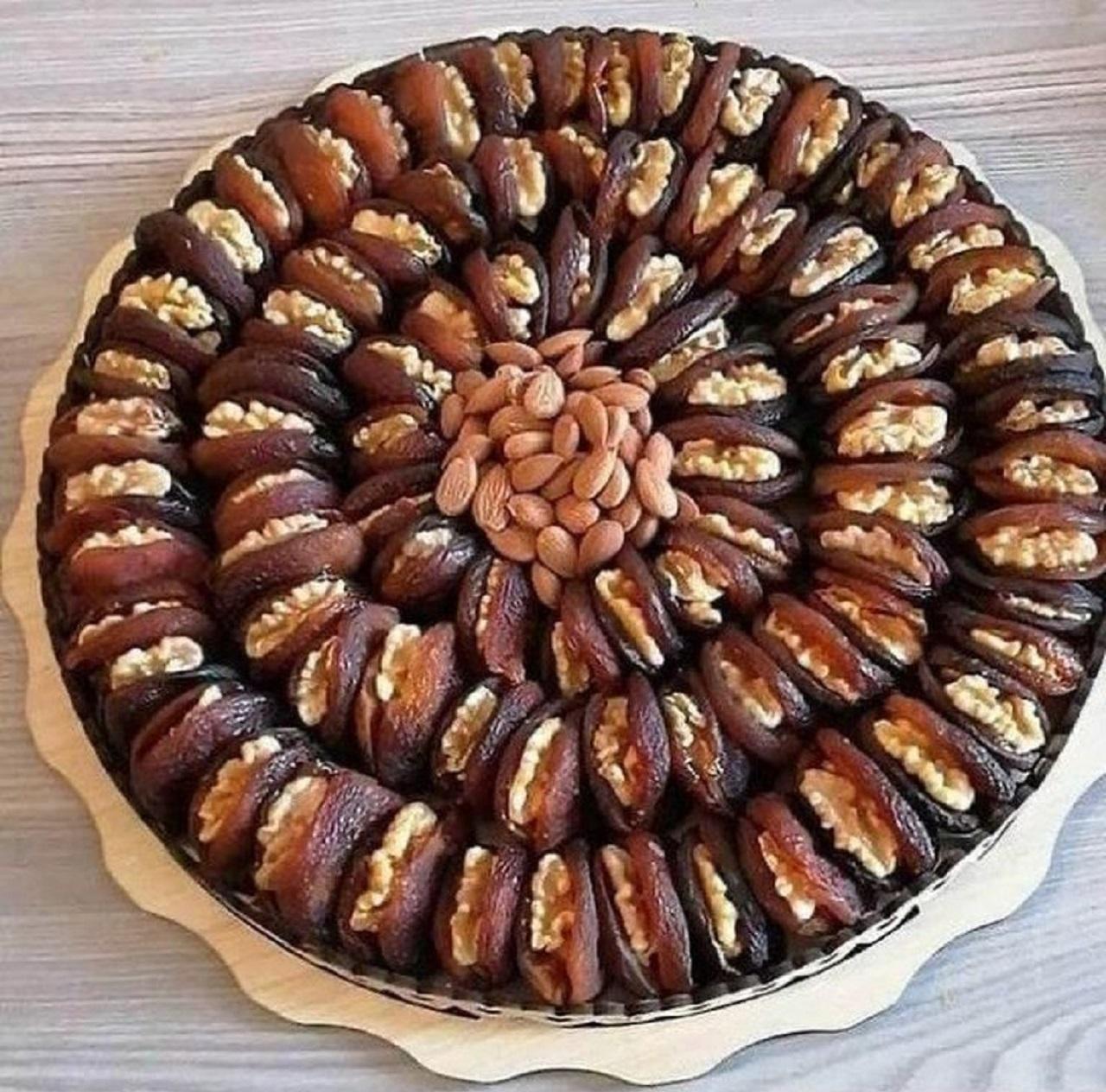 مدل تزیین خرما ساده و شیک با گردو و بادام
