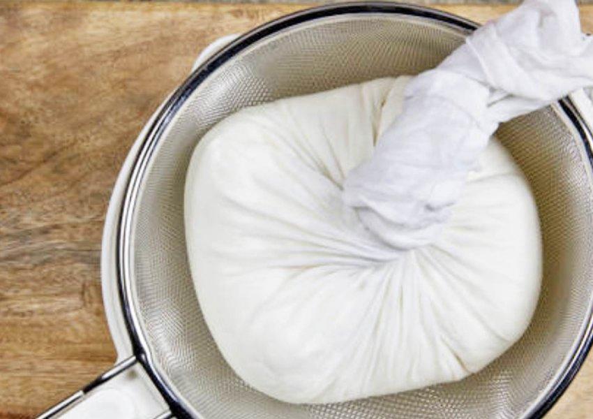 آماده کردن پارچه و آبکش برای آبگیری ماست