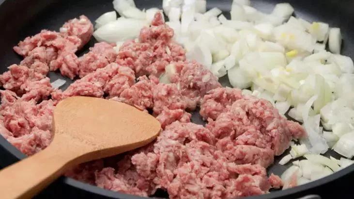 تفت دادن گوشت و پیاز برای لوبیا پلو دودی
