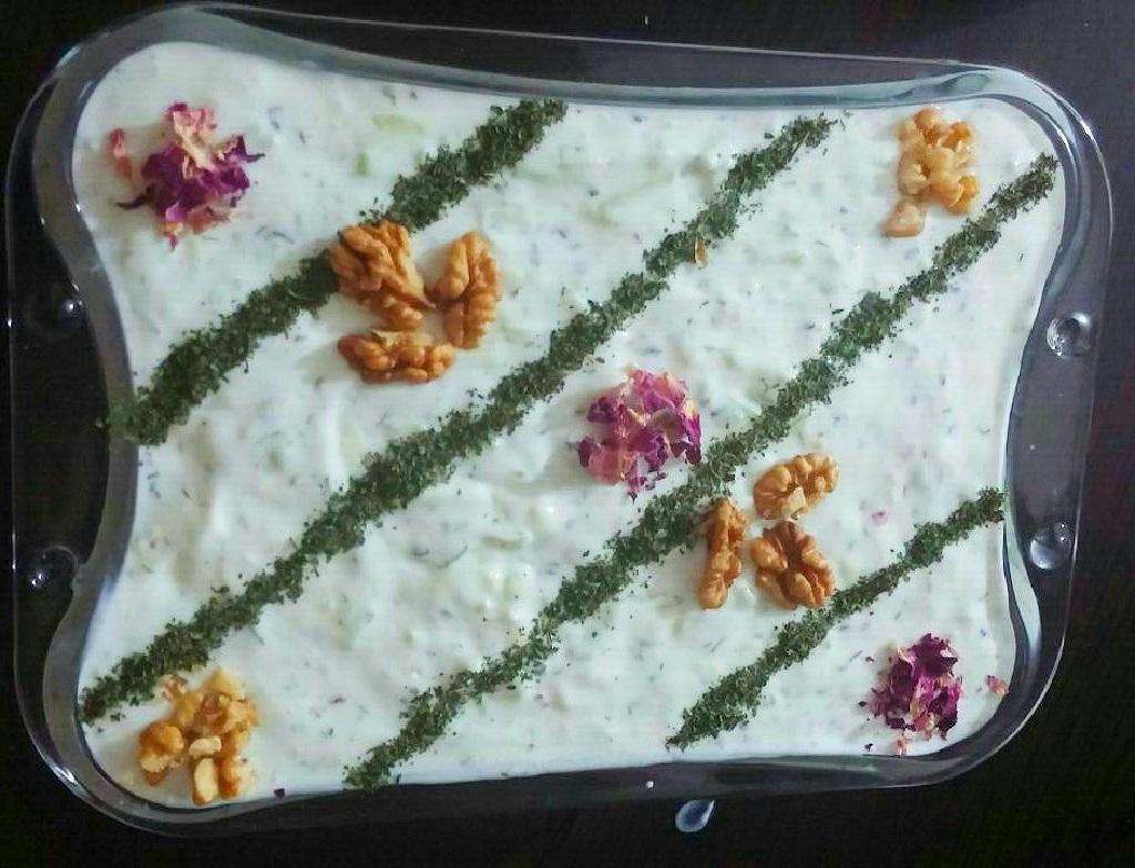 مدل تزیین ماست و خیار با گردوی خردشده