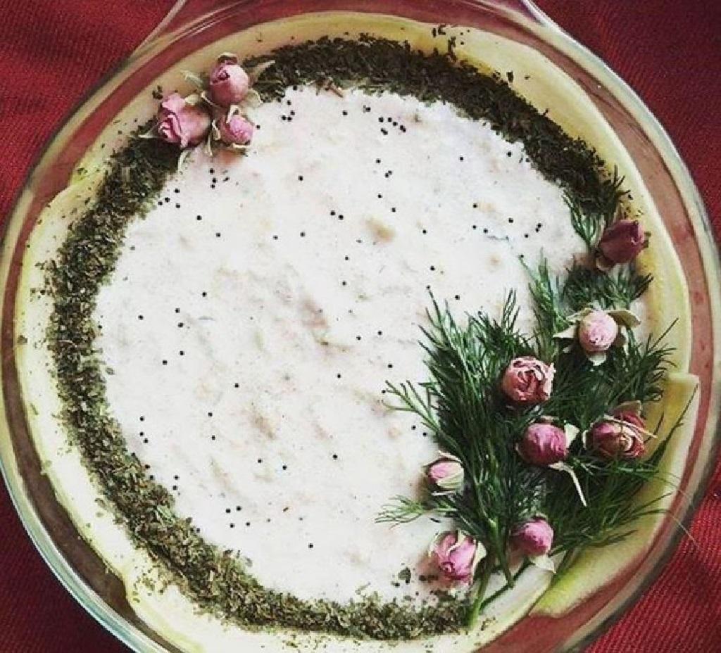 مدل تزیین ماست و خیار با نعناع خشک