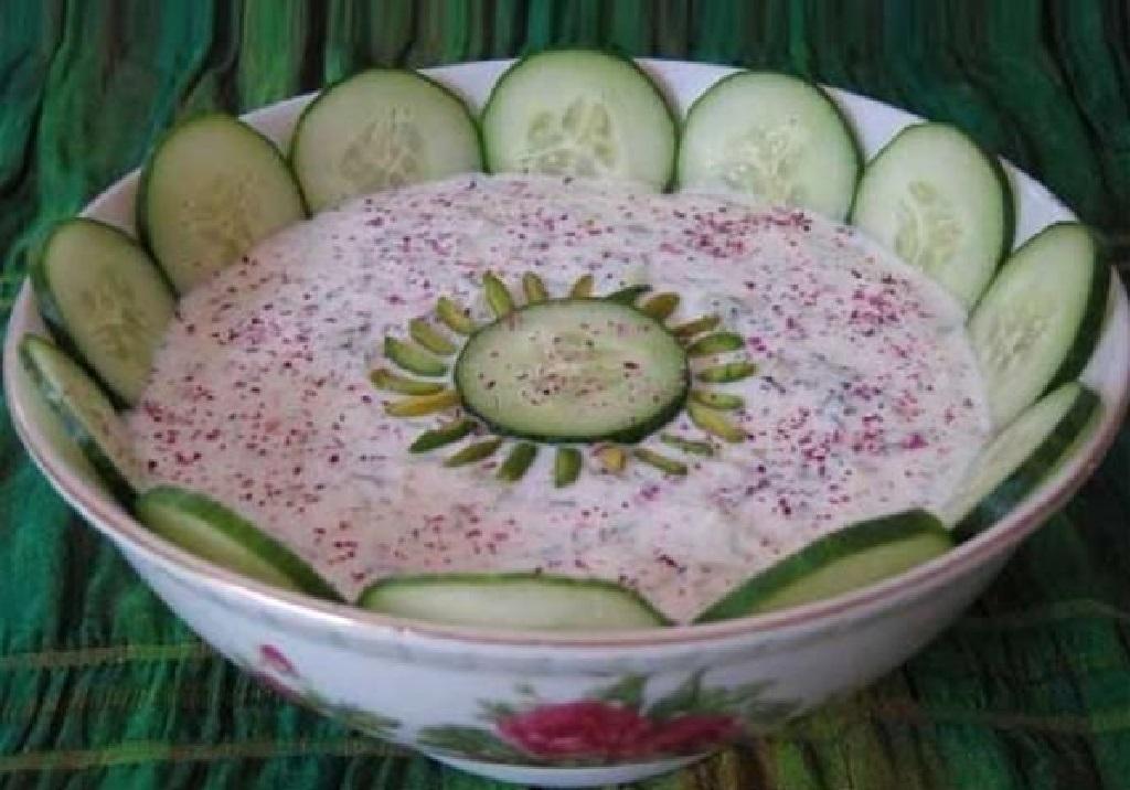 مدل تزیین ماست و خیار با گل محمدی