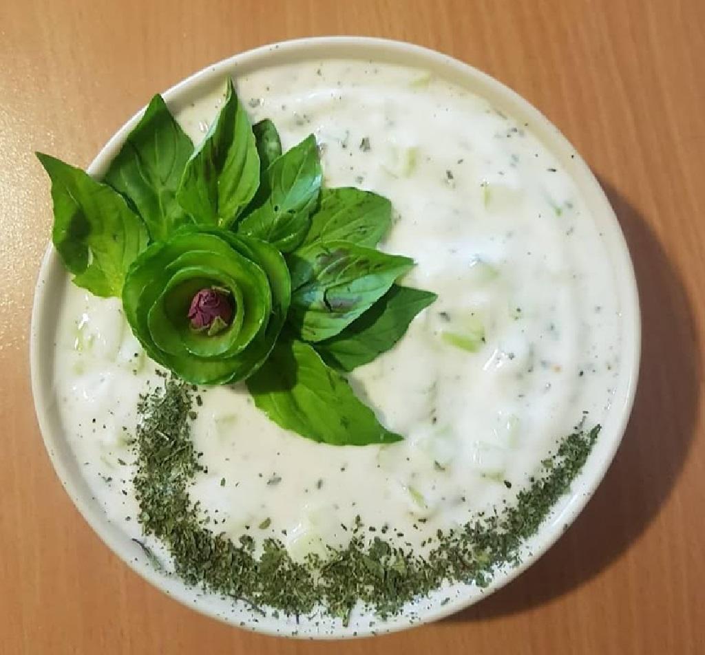 ایده تزیین ماست و خیار ساده برای سفره