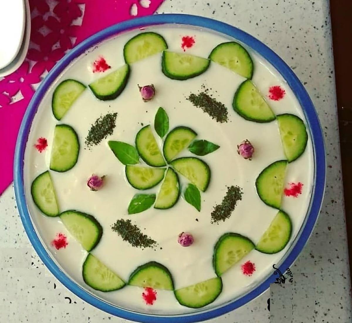 مدل تزیین ماست و خیار با نعناع و گل محمدی