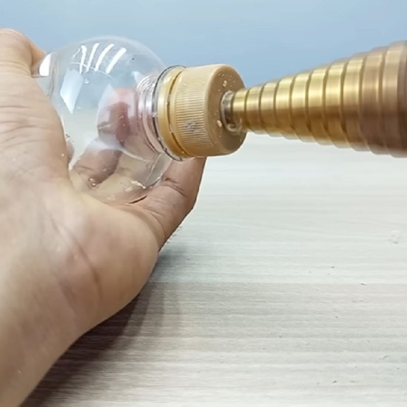 اتصال لوله PVC به در بطری برای ساخت آبپاش