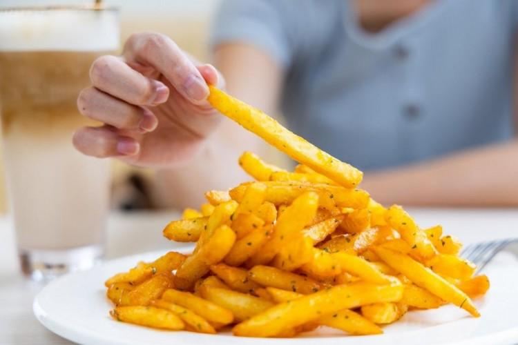 داغ کردن روغن برای سرخ کردن سیب زمینی