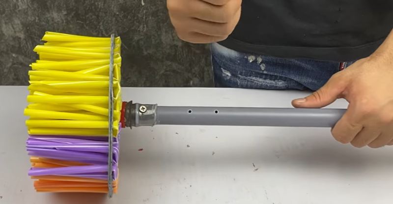 اتصال دسته بلند PVC به گردگیر چرخان ساخته شده با نی پلاستیکی