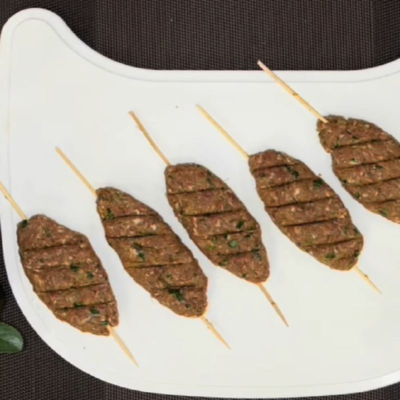 فرم دادن کوفته کباب ترکی روی سیخ
