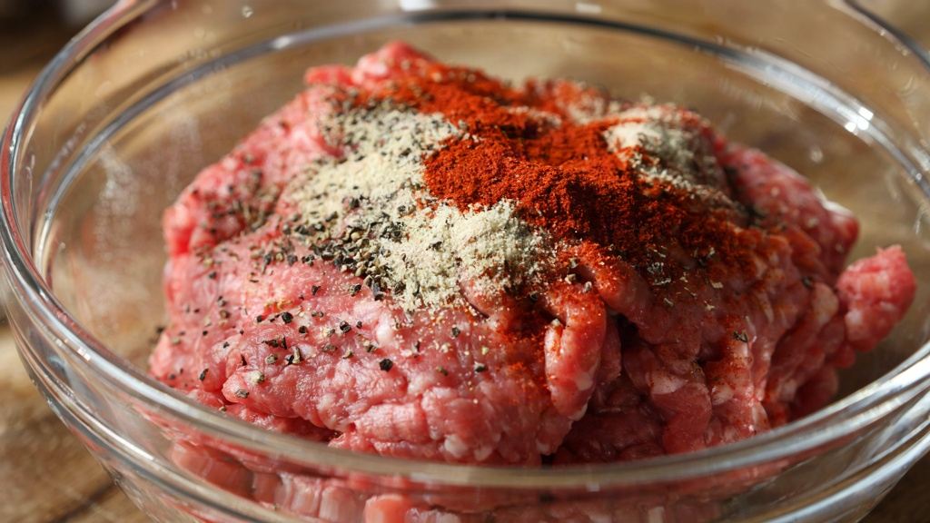 کباب رولی با نان لواش و گوشت چرخ کرده