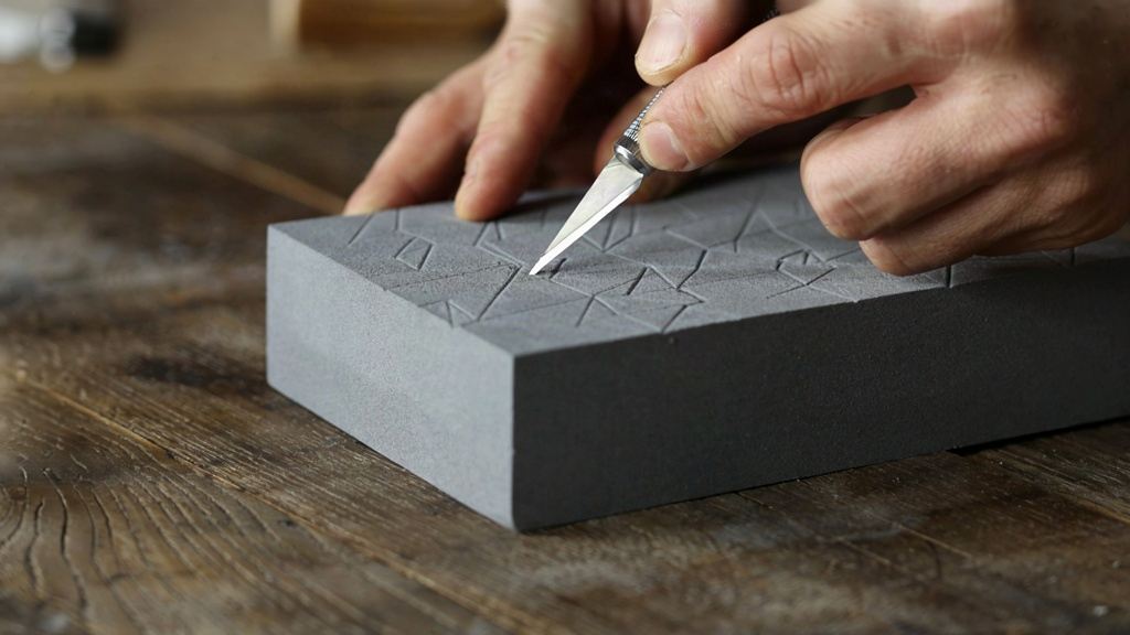 گلدان سیمانی با کفش قدیمی و پایه فومی دکوراتیو