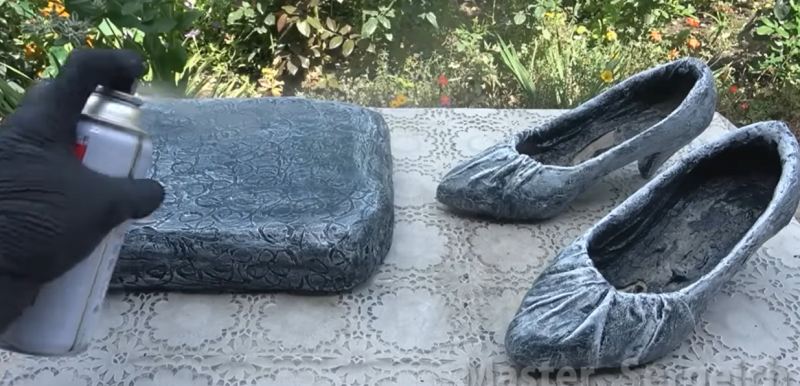 پتینه کاری گلدان سیمانی با رنگ مشکی و نقره‌ای