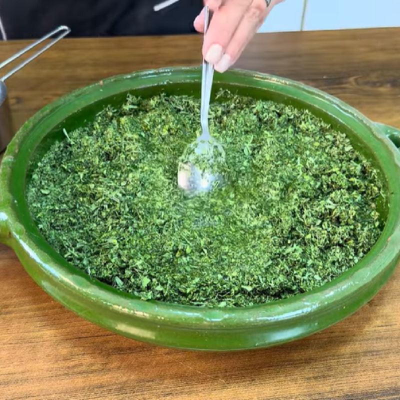 آماده کردن سبزی خشک برای کوکو سبزی