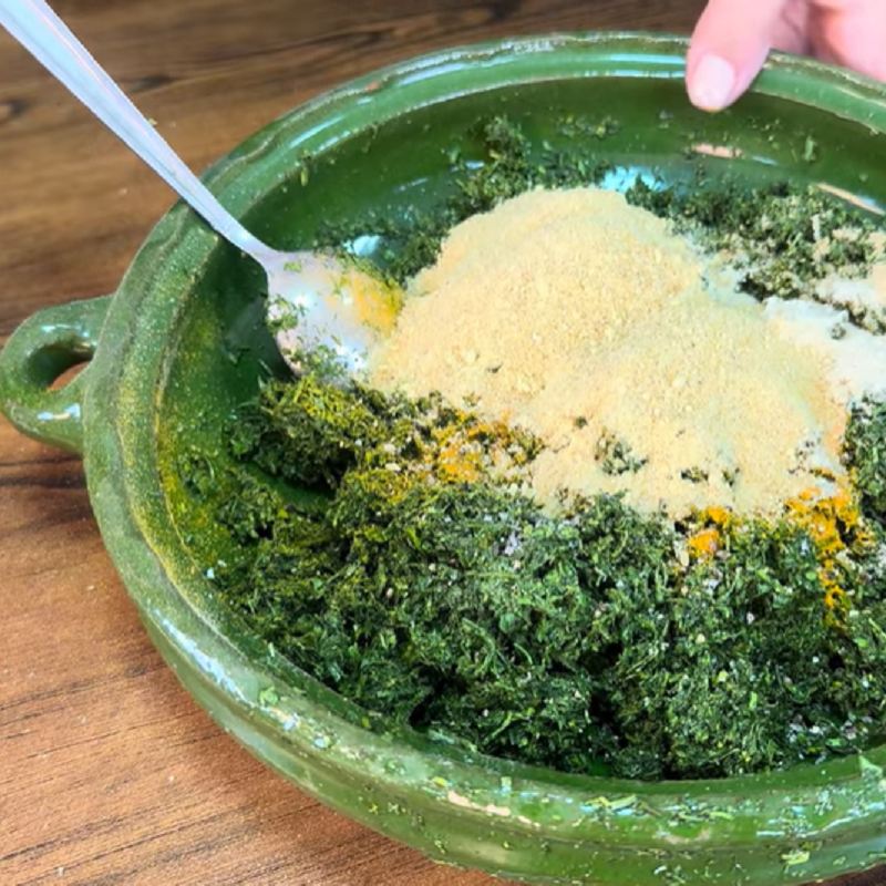 مخلوط کردن مواد کوکو سبزی با سبزی خشک