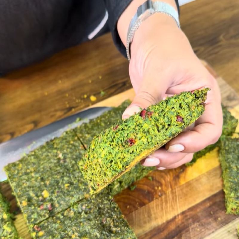 کوکو سبزی با سبزی خشک آماده سرو