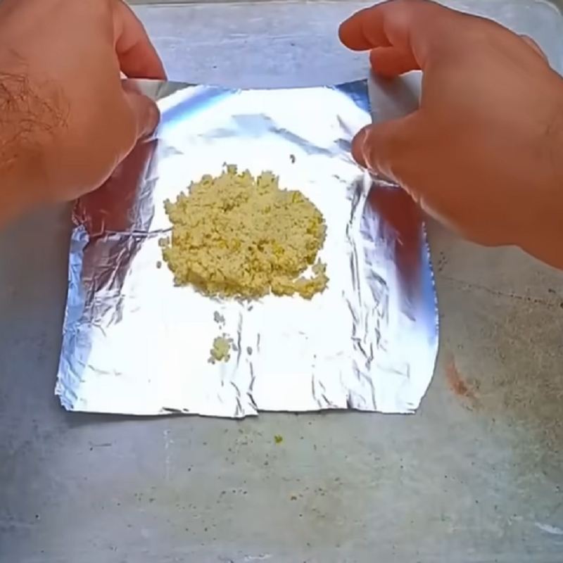 قرار دادن طعمه خانگی سوسک روی فویل آلومینیومی
