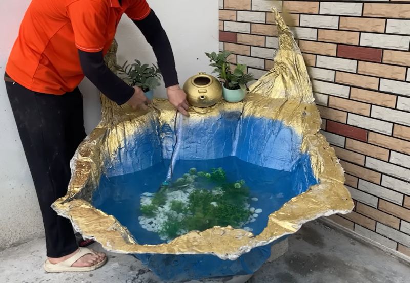 پرداخت و سمباده کاری گلدان سیمانی ساخته شده با چتر