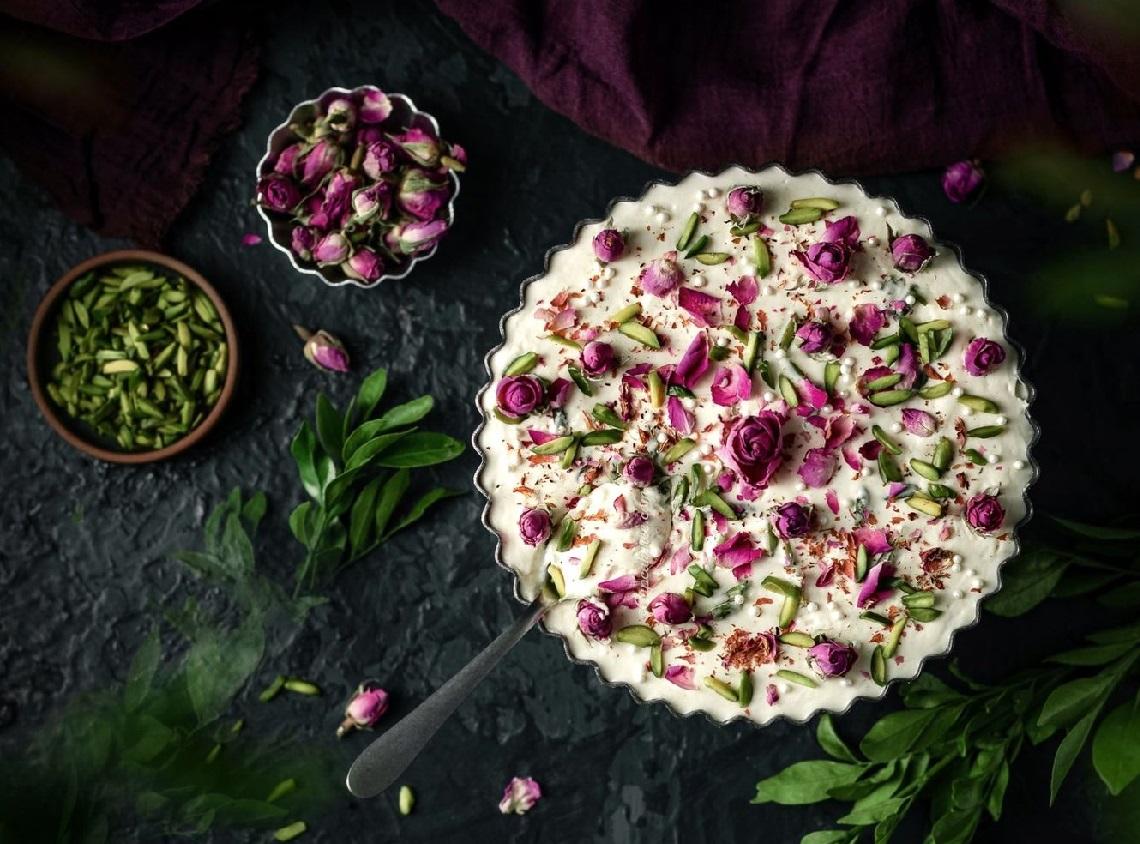 تزیین ماست و خیار با گل محمدی و نعناع