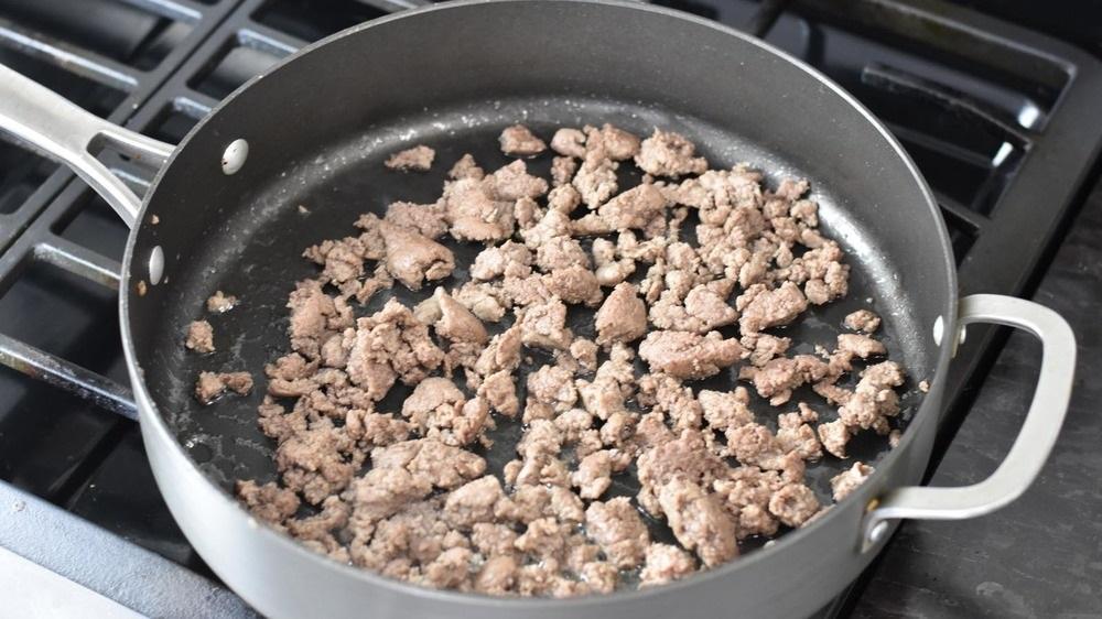 کالزونه خانگی آماده برای قرار دادن در فر