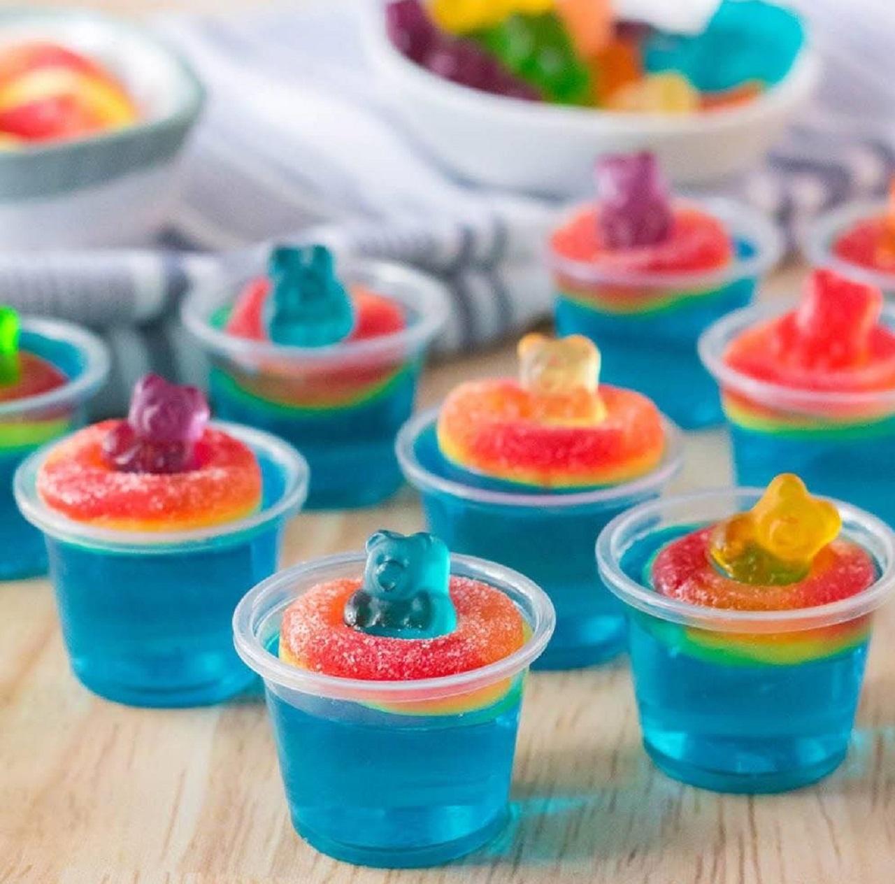 ژله لیوانی شب یلدا برای کودکان با تزئین پاستیل