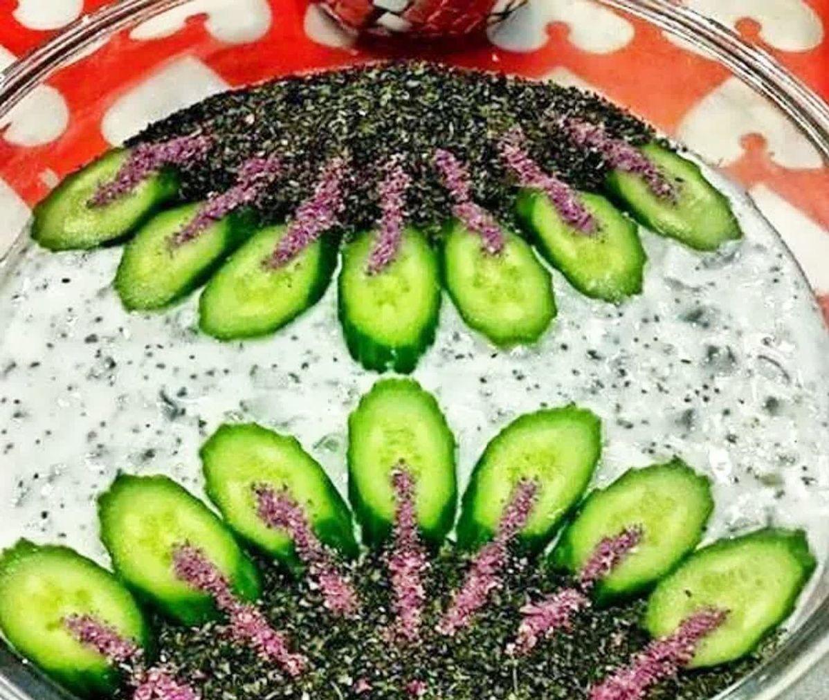 تزیین ماست و خیار با نعناع خشک و طرح مجلسی