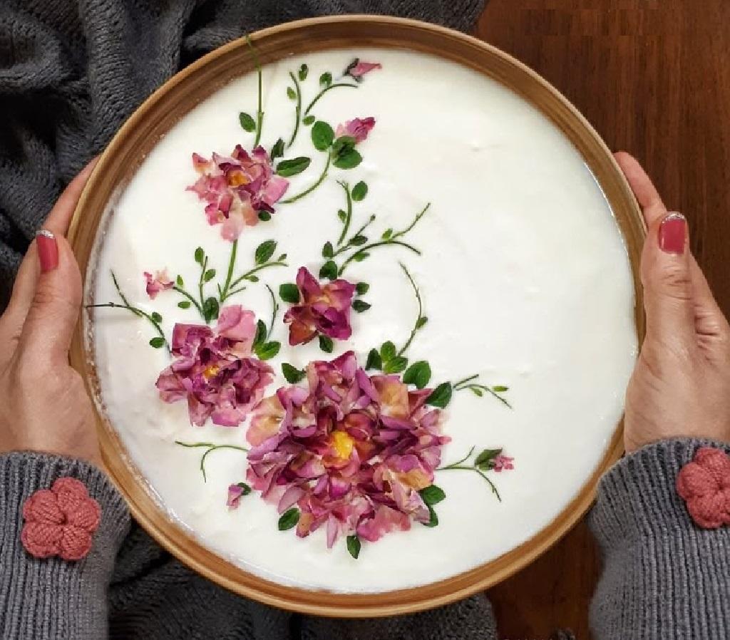 مدل مجلسی تزیین ماست و خیار با گل محمدی