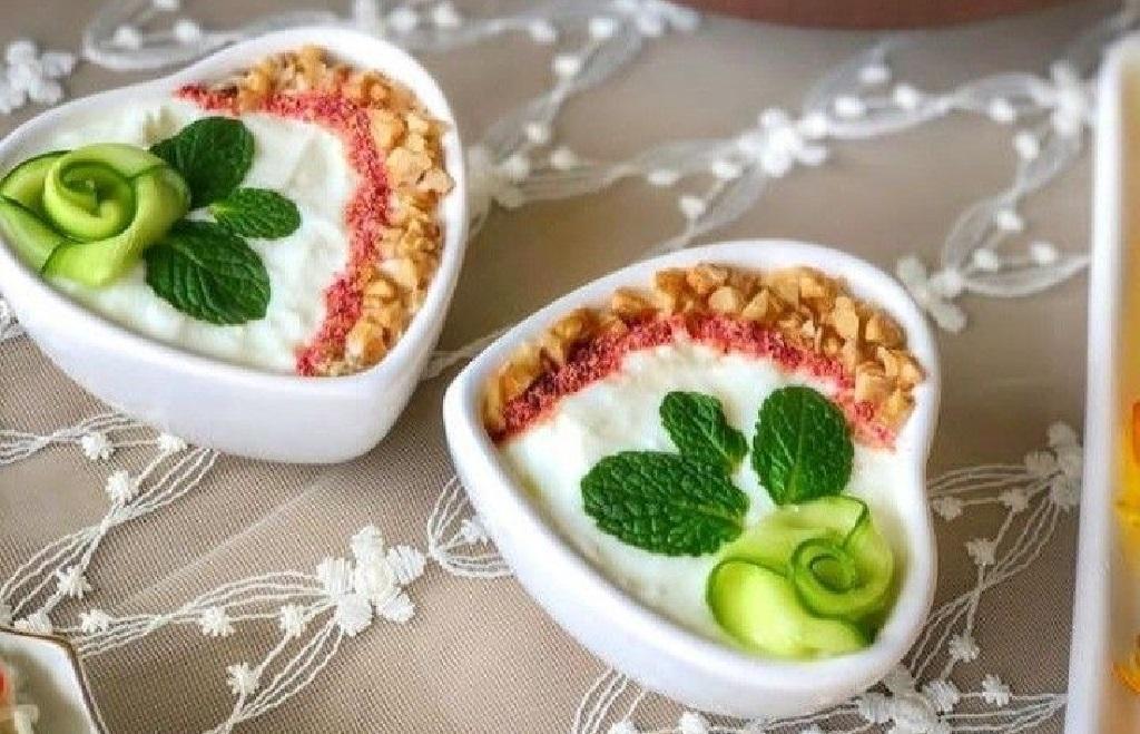 تزیین ماست و خیار مجلسی با گردو