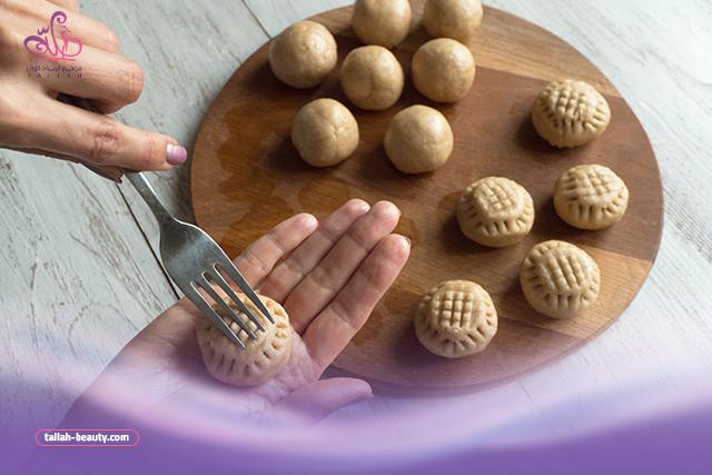 شکل دادن شیرینی پیس گندله به صورت گرد