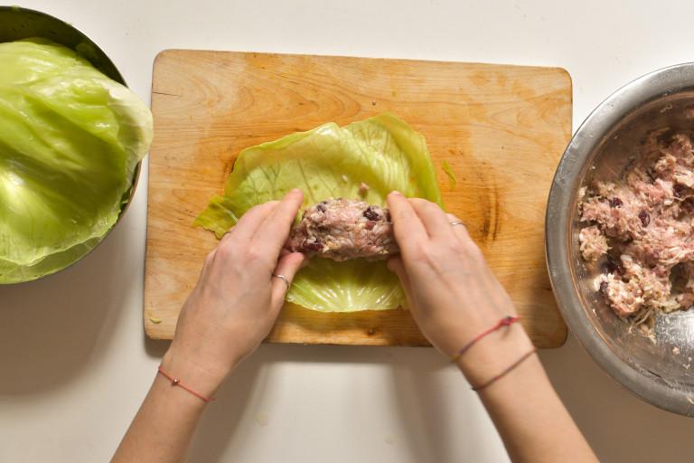 آماده کردن برگ کلم برای پیچیدن دلمه