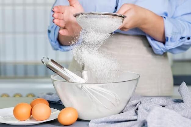 آماده کردن مواد اولیه برای رولت خامه ای