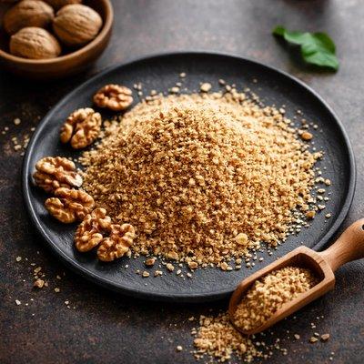 آسیاب کردن گردو برای شیرینی پیس گندله