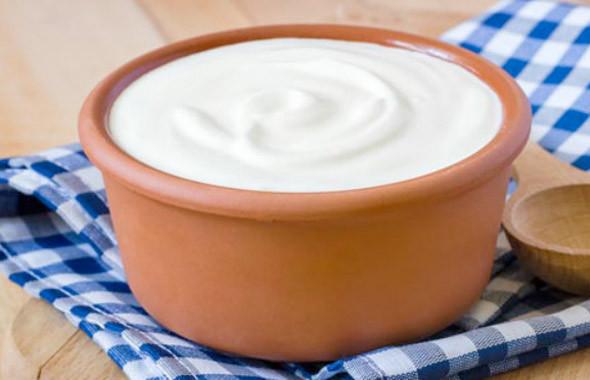 طرز تهیه ماست چکیده خانگی سفت و خامه‌ای