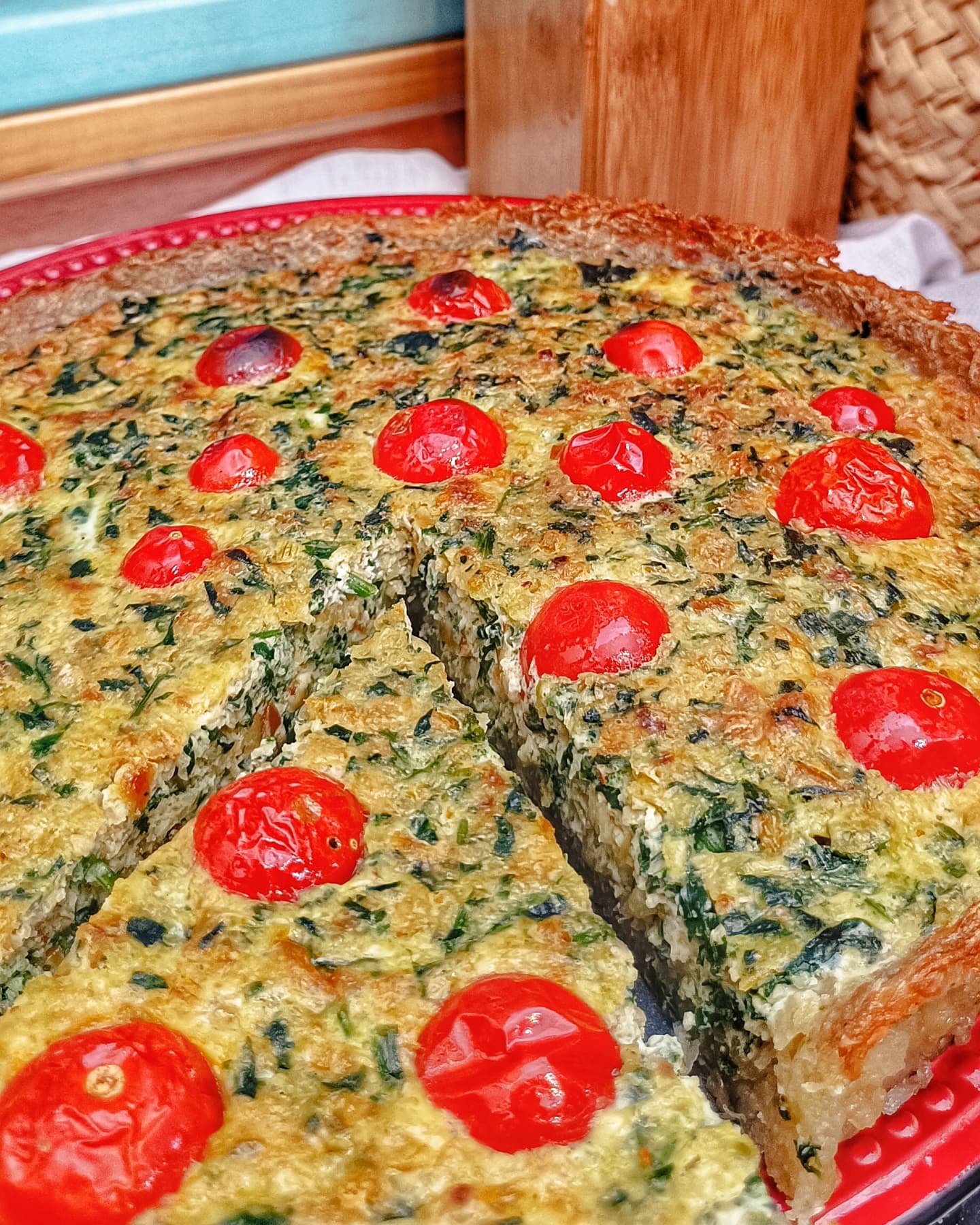 کیش اسفناج با تخم مرغ و گوجه گیلاسی