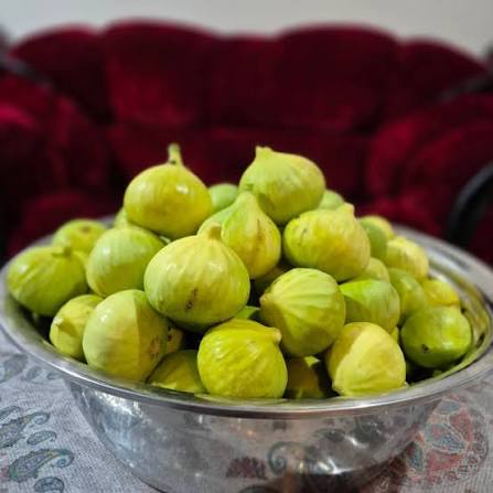 شست‌وشو و آماده کردن انجیرها برای مربای انجیر سبز