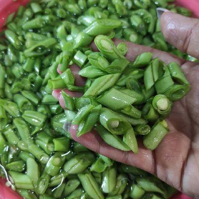 آماده کردن لوبیا سبز برای لوبیا پلو دودی