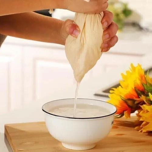 ریختن ماست داخل پارچه برای تهیه ماست چکیده