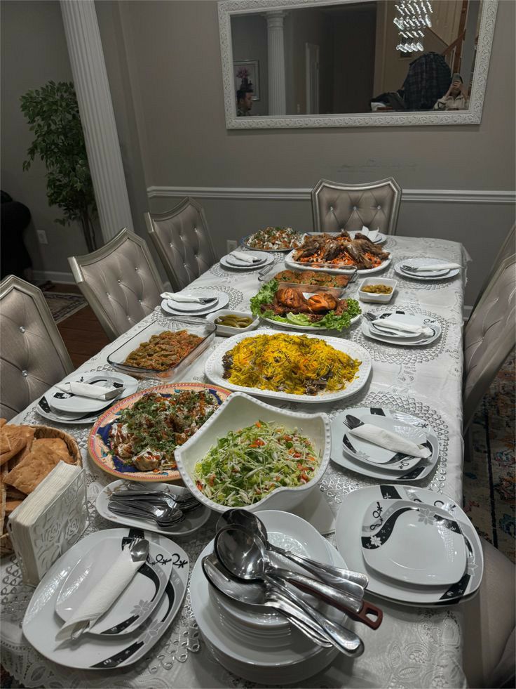 چیدمان ظروف و لیوان روی میز شام