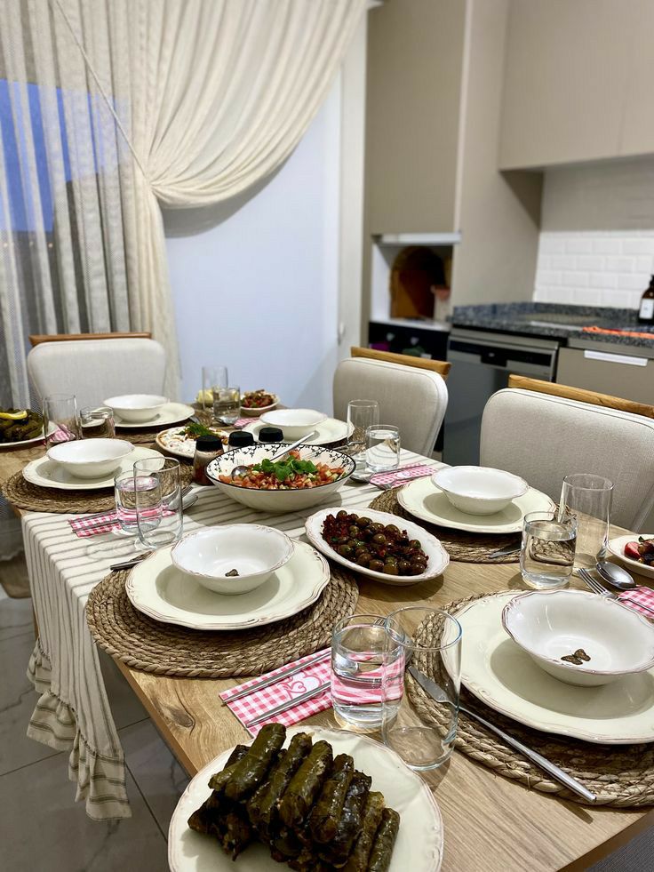 چیدمان میز شام با ترکیب سبک مدرن و سنتی