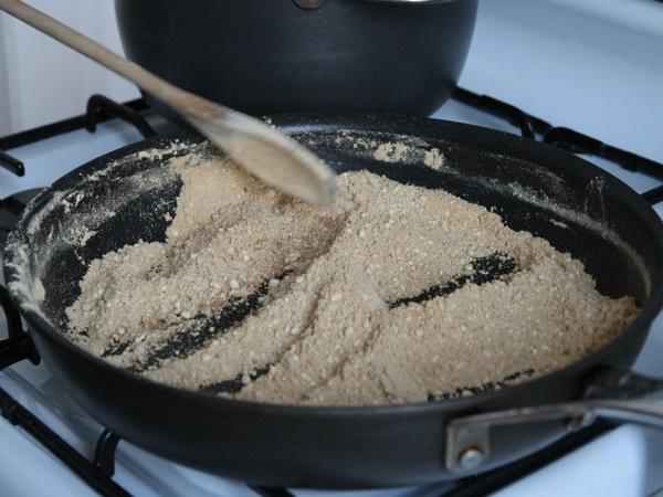 ترکیب مواد شیرینی خرمایی در تابه